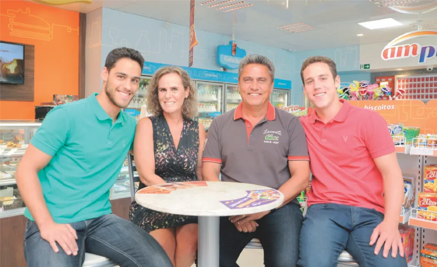 Família Fialla reunida na loja de conveniência de uma das unidades